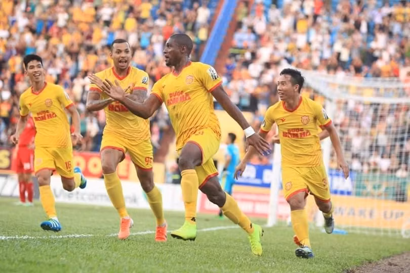 Sân Thiên Trường, vui sao nước mắt lại trào ảnh 2 2 ngoại binh Nam Định đã tỏa sáng. Ảnh NĐFC