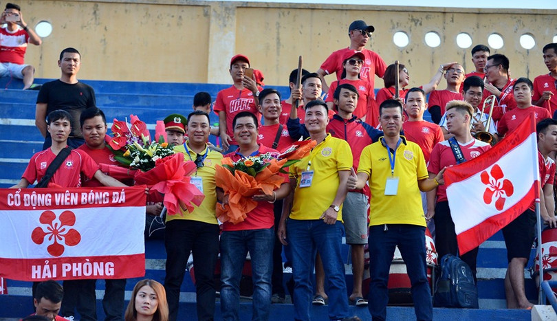 Những nụ cười tỏa nắng trên khán đài . Ảnh NĐFC