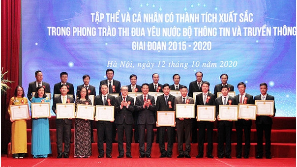 Bộ trưởng Nguyễn Mạnh Hùng trao bằng khen của Bộ TT&TT cho 20 tập thể. Ảnh MIC Bộ trưởng Nguyễn Mạnh Hùng trao bằng khen của Bộ TT&TT cho 20 tập thể. Ảnh MIC