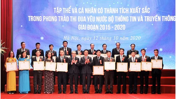 Bộ trưởng Nguyễn Mạnh Hùng trao bằng khen của Bộ TT&TT cho 20 tập thể. Ảnh MIC