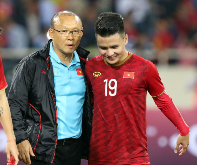 Ông Park đang tính toán để các trụ cột đủ sức đá đường dài. Ảnh VFF