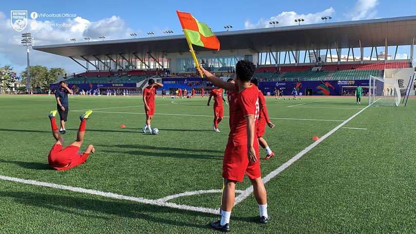 Các cầu thủ đã dần quen với mặt sân cỏ nhân tạo. Ảnh VF. Các cầu thủ đã dần quen với mặt sân cỏ nhân tạo. Ảnh VF.