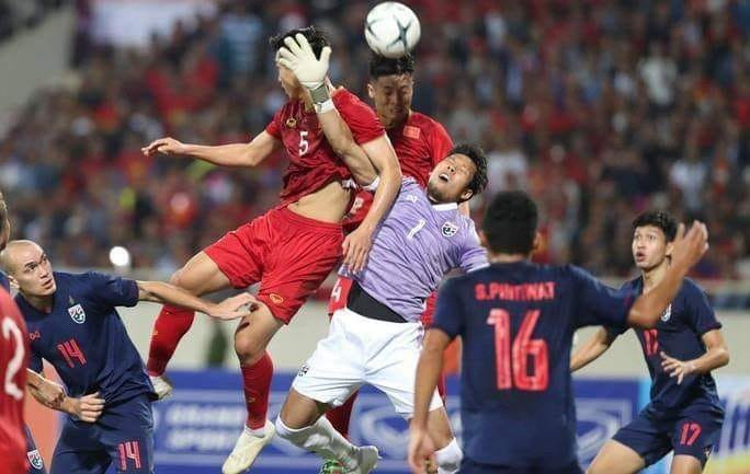 Cú khóa tay hoàn hảo của Văn Hậu. Ảnh ĐĐ Cú khóa tay hoàn hảo của Văn Hậu. Ảnh ĐĐ