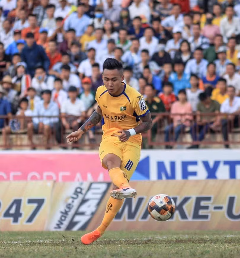 Sân Vinh: SLNA thua trận đầu tiên trên sân nhà ảnh 1 Với pha ghi bàn thứ 8, Tuấn Tài đã trở thành nội binh ghi nhiều bàn thắng nhất V.League 2019. Ảnh FBNV.