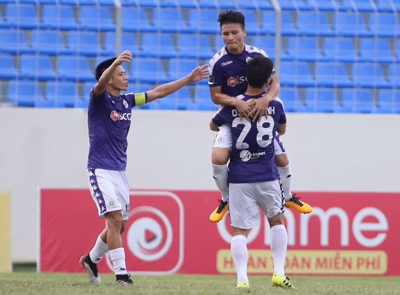 Quang Hải đã có siêu phẩm trên sân Hòa Xuân. Ảnh VPF.