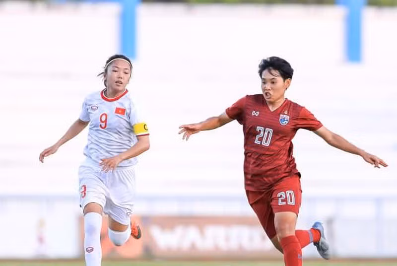 Các cô gái Vàng Việt Nam đã gửi tặng chiến thắng cho các chàng trai. Ảnh FAT.