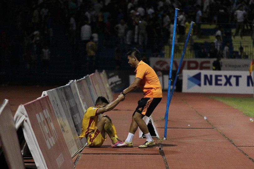 Đứng dậy đi em! Ảnh THFC.