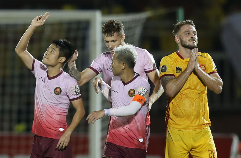 Nguy thật rồi, bầu Đệ ơi! ảnh 1 Gramoz chỉ còn biết cầu Chúa cho đội nhà đừng thua nữa. Ảnh VPF.