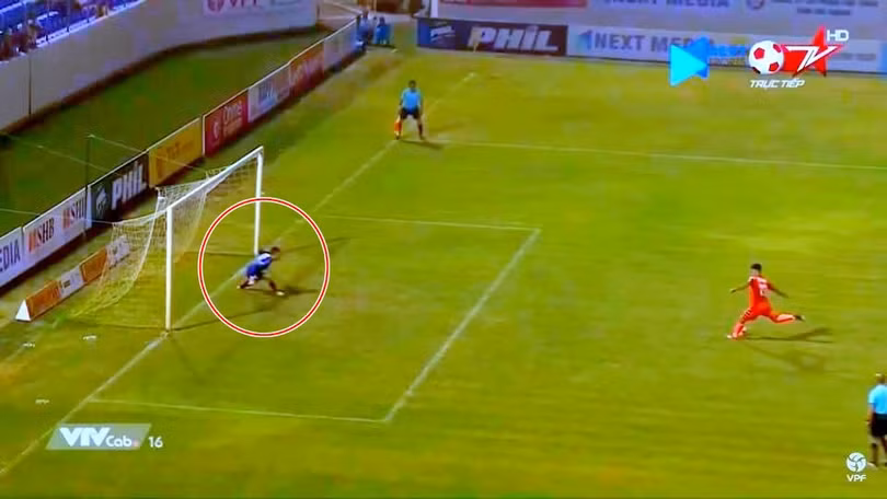 Trọng tài đã không "thuộc luật" trong tình huống này. Ảnh màn hình. Trọng tài đã không