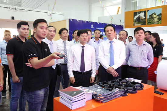 Thứ trưởng Bộ TTTT Hoàng Vĩnh Bảo và Phó Chủ tịch UBND Thành phố Ngô Văn Quý cùng các đại biểu thăm quan gian hàng sách công nghệ Thứ trưởng Bộ TTTT Hoàng Vĩnh Bảo và Phó Chủ tịch UBND Thành phố Ngô Văn Quý cùng các đại biểu thăm quan gian hàng sách công nghệ