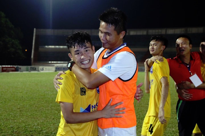 Xuân Hợp có lẽ sẽ là HLV trẻ trong lịch sử V.League. Ảnh Bongdaplus.