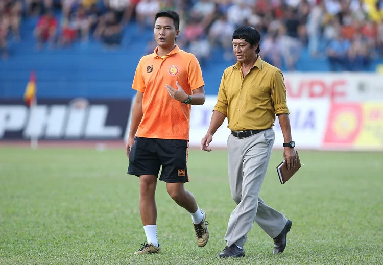 Bầu Đệ đã đẩy cả 2 HLV này vào thế khó. Ảnh VPF.