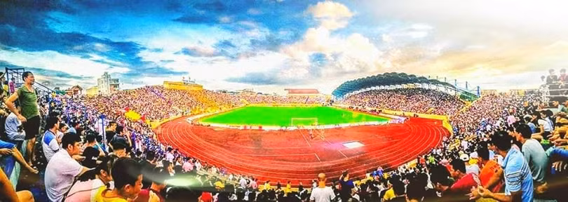 Với người dân thành Nam đúng là bóng đá đang là món ăn tinh thần, khiến mọi người xích lại gần nhau. Ảnh NĐFC.