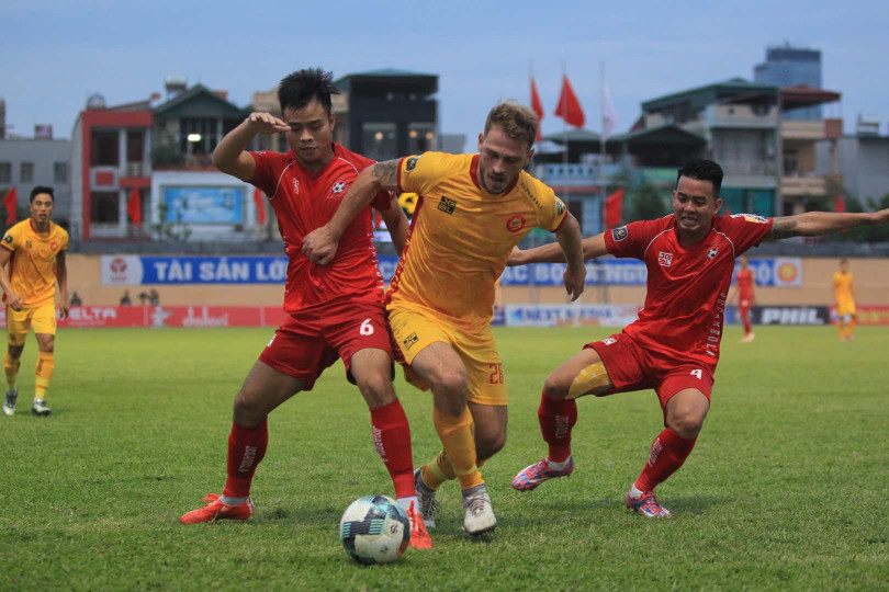 Gramoz cô đơn nới hàng công Thanh Hóa. Ảnh VPF.