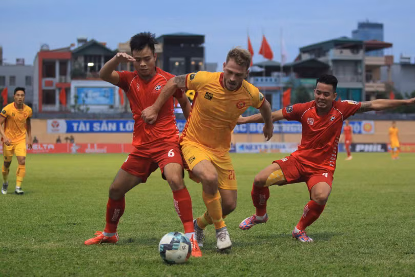 Gramoz cô đơn nới hàng công Thanh Hóa. Ảnh VPF.