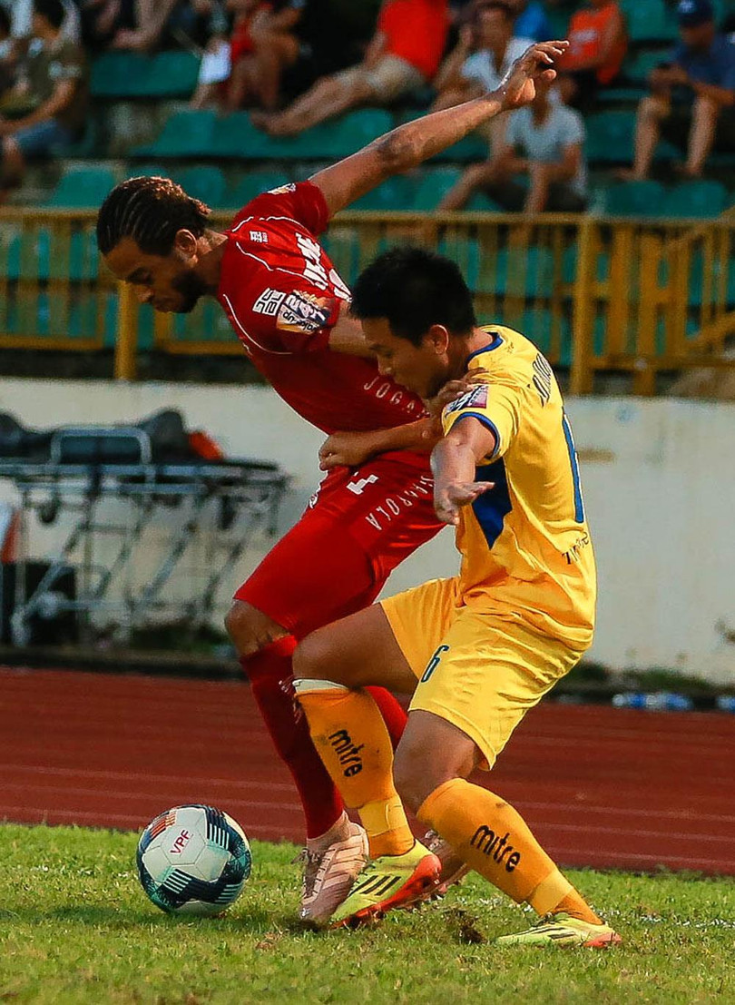Ngoại binh Jeremie Lynch đã làm cho không ít khán giả sân Vinh lo lắng. Ảnh VPF. Thủ môn Nguyên Mạnh đã giúp SLNA có trận hòa quý giá. Ảnh VPF.