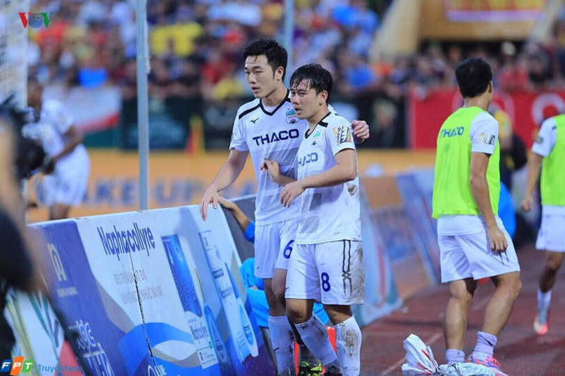 Lối đá "chấp Tây" khiến thể lực cầu thủ HAGL sớm bị bào mòn. Ảnh VOV Lối đá