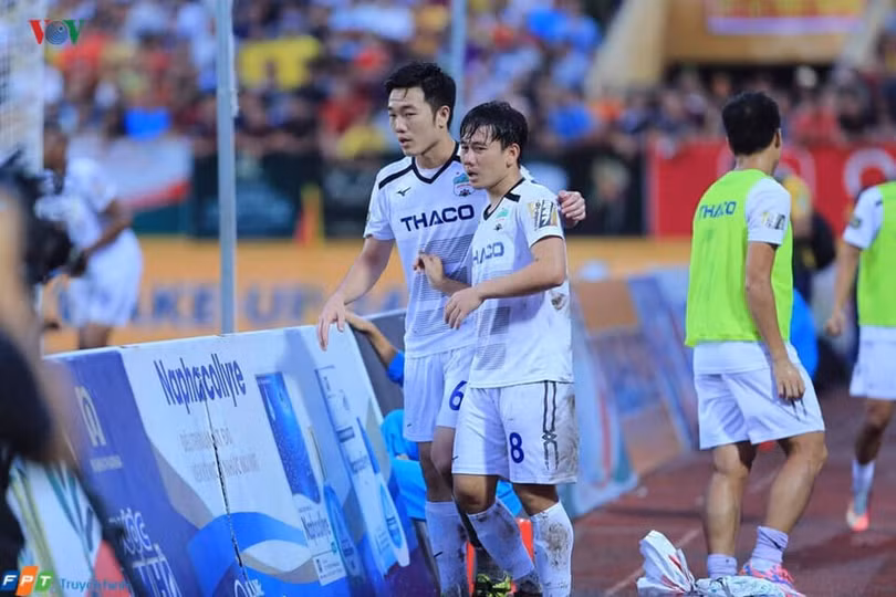 Lối đá "chấp Tây" khiến thể lực cầu thủ HAGL sớm bị bào mòn. Ảnh VOV Lối đá