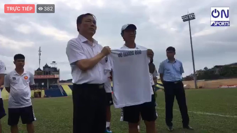 Niềm vui chưa tày gang tấc, vừa hợp đã tan. Ảnh THFC.