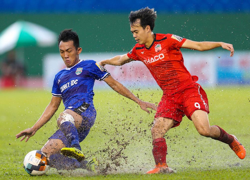 Mưa, trọng tài và Đỗ Merlo ảnh 2 Lối chơi kỹ thật của Văn Toàn đã bị trời mưa làm cản trở. Ảnh VPF.