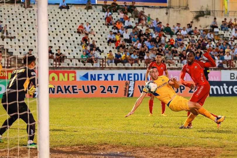 Thủ môn Nguyên Mạnh được bầu làm cầu thủ xuất sắc nhất trận đấu. Ảnh VPF.