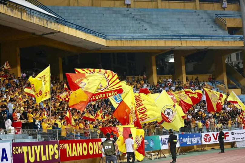 Người dân Nam Định ước ao có một mùa bóng, ông thầy Văn Sỹ rủng rỉnh hầu bao “đi chợ” mua sắm cầu thủ tốt, đá một mùa tưng bừng xem sao. Ảnh NĐFC