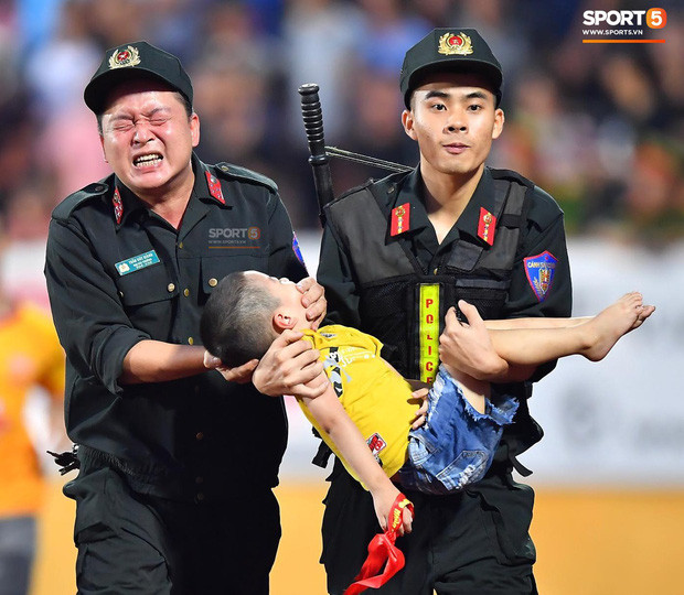 Hai CSCĐ cấp cứu em bé trên sân Thiên Trường. Ảnh SPORT5
