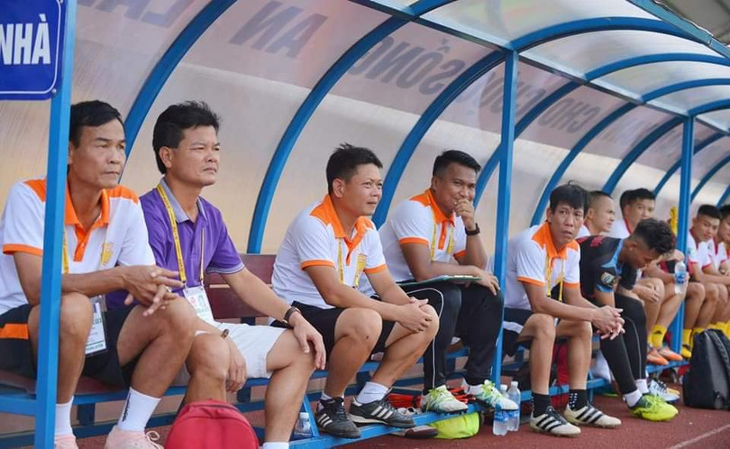 Một phần do bản tính, một phần do hoàn cảnh đội bóng, Văn Sỹ như người cha trụ cột trong gia đình nghèo, đông con. Ảnh FBNV