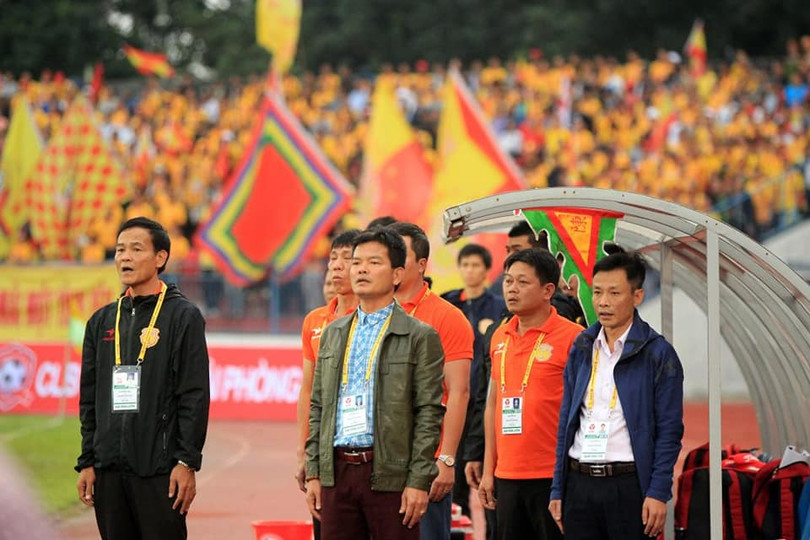 Để BHL và cầu thủ Nam Định yên tâm cống hiến, bóng đá thành Nam cần có những doanh nhân tâm huyết, có tiền và cũng biết kiếm tiền nuôi đội bóng. Ảnh NĐFC