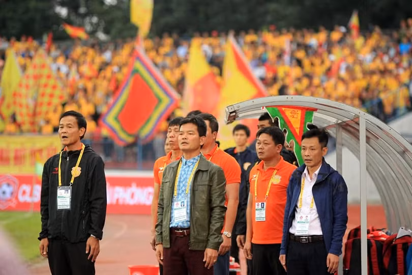 Để BHL và cầu thủ Nam Định yên tâm cống hiến, bóng đá thành Nam cần có những doanh nhân tâm huyết, có tiền và cũng biết kiếm tiền nuôi đội bóng. Ảnh NĐFC Để BHL và cầu thủ Nam Định yên tâm cống hiến, bóng đá thành Nam cần có những doanh nhân tâm huyết, có tiền và cũng biết kiếm tiền nuôi đội bóng. Ảnh NĐFC