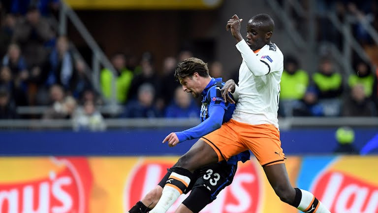 Valencia (áo trắng) hiện đã có hơn một phần ba đội hình chính bị dương tính, bắt đầu từ hậu vệ người Argentina Ezequiel Garay. Ảnh CLB Valencia