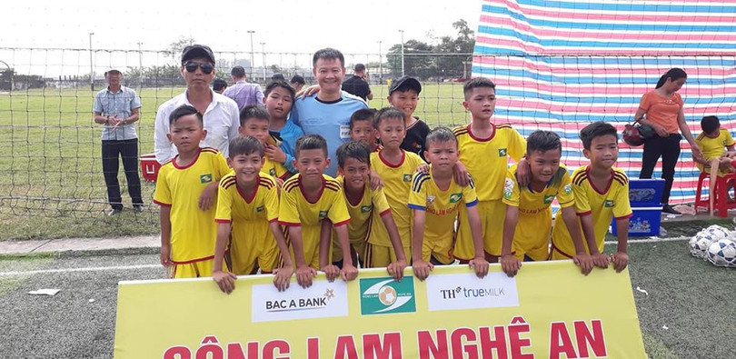 Các phụ huynh đều dành nhiều tình cảm cho thầy Phương, thầy Quyến - những người tận tâm chỉ bảo từng động tác kỹ thuật cơ bản cho các học trò. Ảnh FBNV Các phụ huynh đều dành nhiều tình cảm cho thầy Phương, thầy Quyến - những người tận tâm chỉ bảo từng động tác kỹ thuật cơ bản cho các học trò. Ảnh FBNV