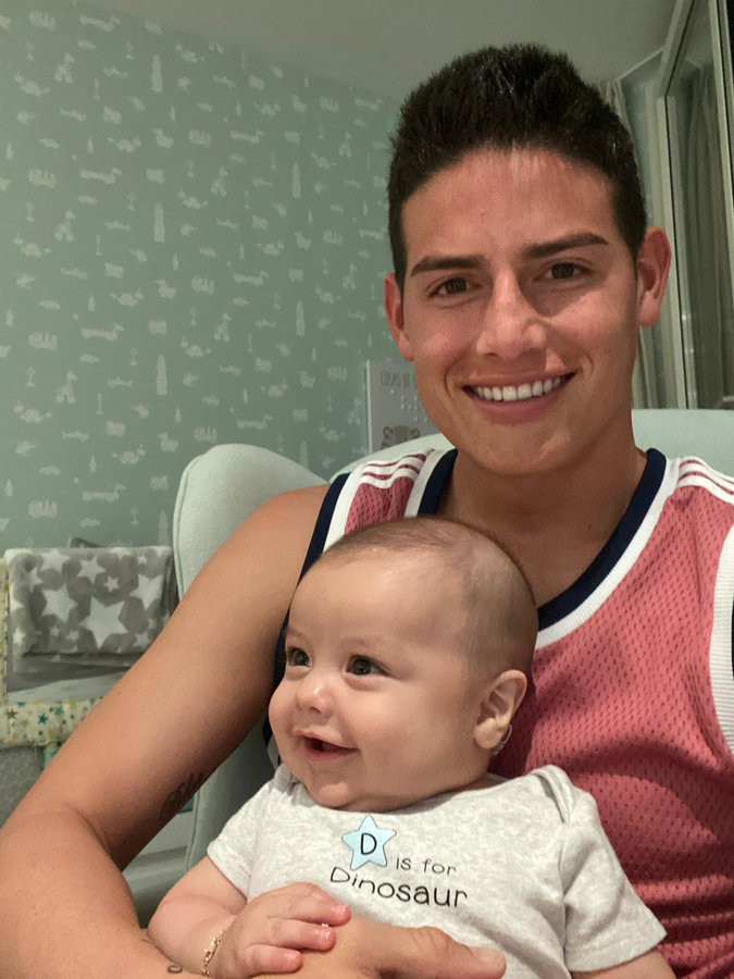 James đang hạnh phúc cùng con. Ảnh FBNV