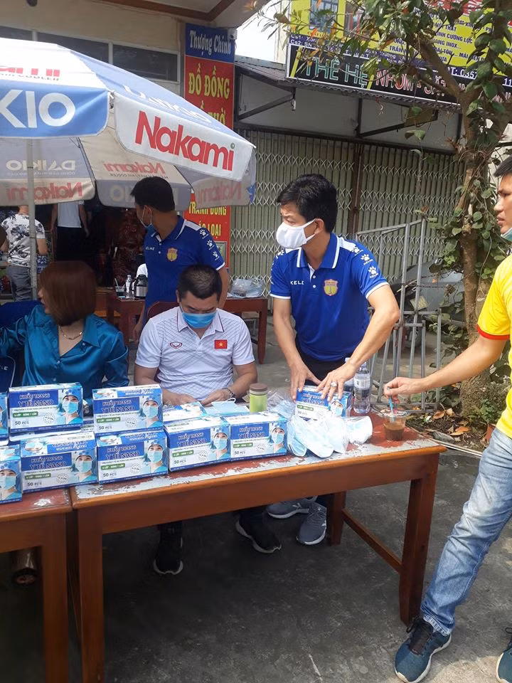 Dù Nam Định chưa có người dân nào bị phát hiện dương tính virus Corona nhưng HLV Nguyễn Văn Sỹ cùng trợ lý Phạm Hồng Phú và các thành viên trong BHL đã đến thị trấn Xuân Trường và tiến hành phát khẩu trang miễn phí cho người dân tại đây. Ảnh NĐFC Dù Nam Định chưa có người dân nào bị phát hiện dương tính virus Corona nhưng HLV Nguyễn Văn Sỹ cùng trợ lý Phạm Hồng Phú và các thành viên trong BHL đã đến thị trấn Xuân Trường và tiến hành phát khẩu trang miễn phí cho người dân tại đây. Ảnh NĐFC