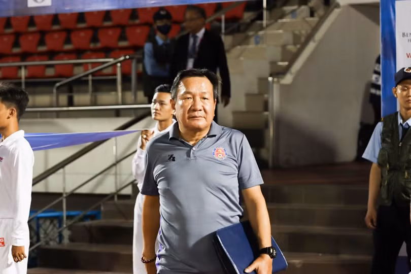 Hoàng Văn Phúc là nhà cầm quân đầu tiên phải rời V.League 2020. Ảnh SGFC Hoàng Văn Phúc là nhà cầm quân đầu tiên rời V.League 2020. Ảnh SGFC