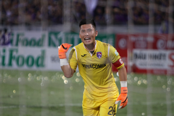 Hiện nay, tại sân Cẩm Phả hiện nay, không có ai thích hợp đeo chiếc băng đội trưởng hơn thủ môn Tuấn Linh, 29 tuổi. Ảnh CLB