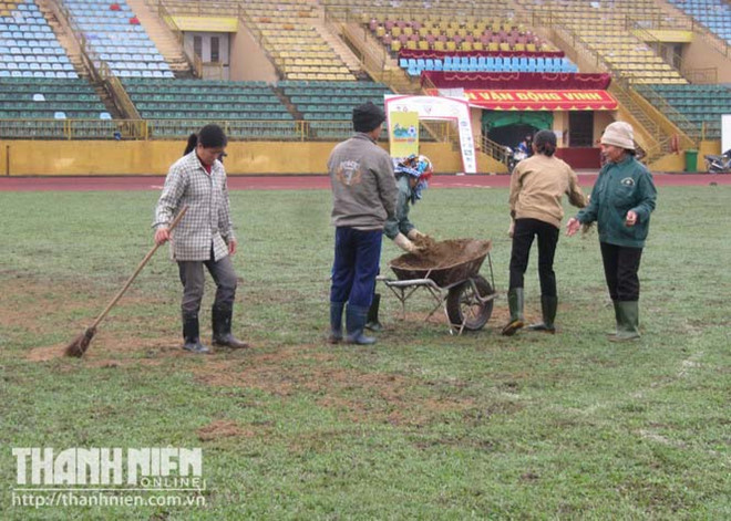 Có tiền, SLNA cũng không được “tự tiện” sửa chữa sân Vinh, nên CLB cũng chỉ còn cách "vá dặm” thủ công như thế này thôi. Ảnh Thanh Niên