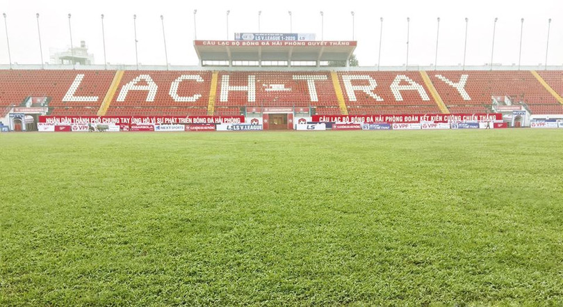 Thời tiết đang ủng hộ nên CLB Hải Phòng cố gắng thực hiện việc cải tạo mặt cỏ trước khi V.League 2020 quay trở lại. Ảnh HPFC