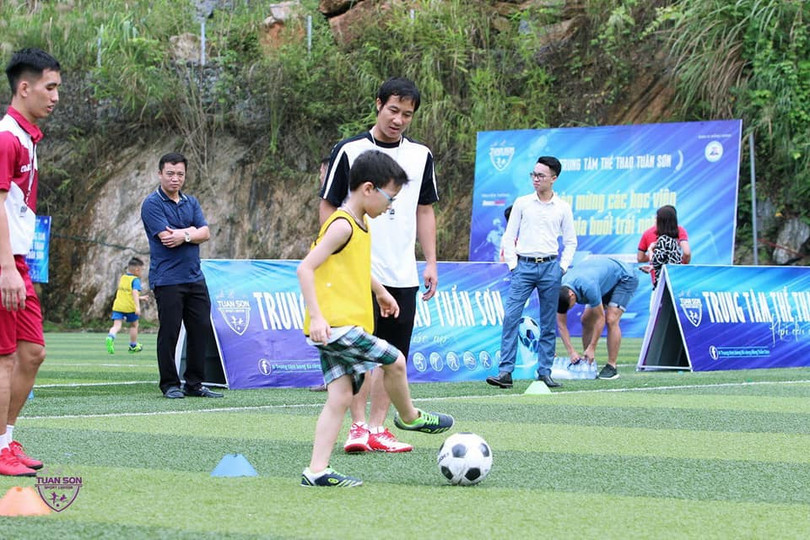 Nhiều năm trời Quốc Vượng gắn bó với các sân chơi bóng đá đường phố. Ảnh QV