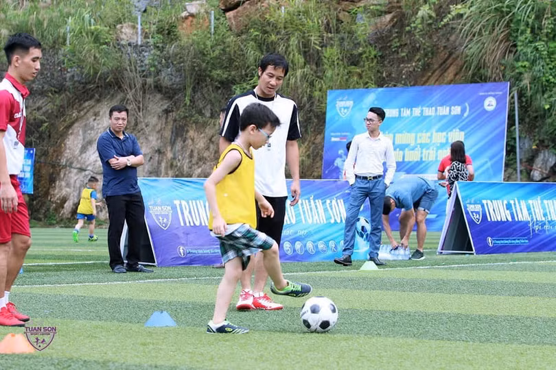 Nhiều năm trời Quốc Vượng gắn bó với các sân chơi bóng đá đường phố. Ảnh QV Nhiều năm trời Quốc Vượng gắn bó với các sân chơi bóng đá đường phố. Ảnh QV