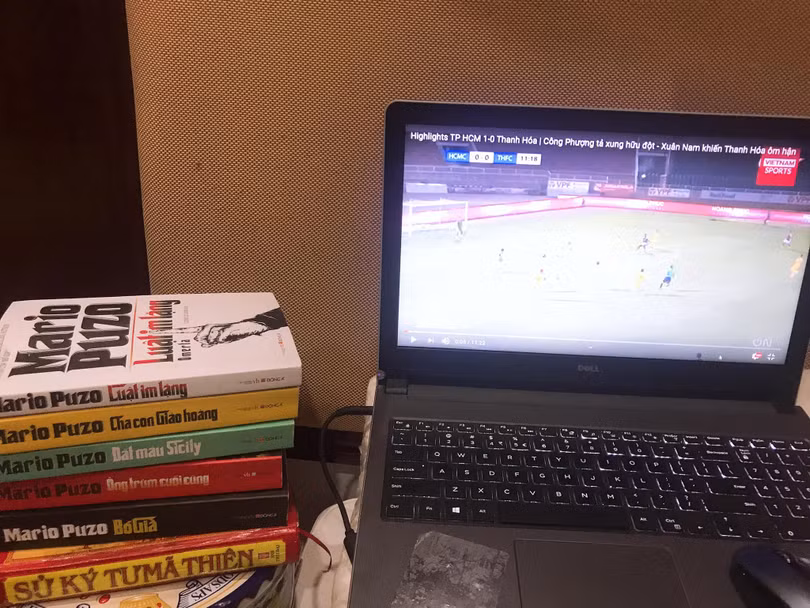 Nhiều người khá ngạc nhiên khi nhìn chồng sách mà Quốc Vượng nghiền ngẫm sau giờ tập luyện cùng các đàn em. Ảnh QV. Nhiều người khá ngạc nhiên khi nhìn chồng sách mà Quốc Vượng nghiền ngẫm sau giờ tập luyện cùng các đàn em. Ảnh QV.