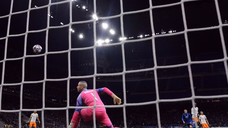 "Tôi chắc chắn rằng hơn 40.000 người ôm và hôn nhau ở khoảng cách một vài centimet đến 5 lần trong trận đã khiến việc lây nhiễm lan ra với tốc độ khủng khiếp".Luca Lorini, trưởng Khoa Chăm sóc đặc biệt của Bệnh viện Pope John XXIII ở Bergamo, cho biết