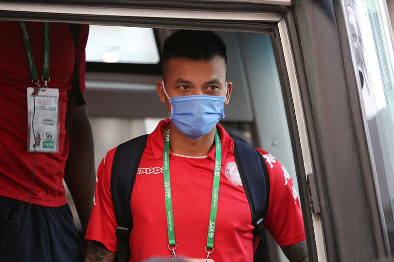 Các cầu thủ TP.HCM đang phải đeo khẩu trang đến sân tập luyện. Ảnh CLB