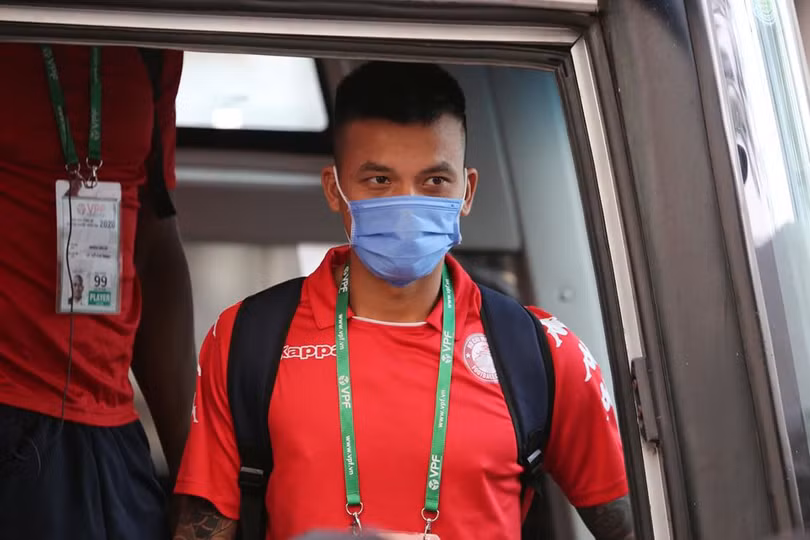 Các cầu thủ TP.HCM đang phải đeo khẩu trang đến sân tập luyện. Ảnh CLB Các cầu thủ TP.HCM đang phải đeo khẩu trang đến sân tập luyện. Ảnh CLB