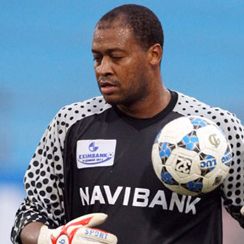 Thủ môn người Braxil Santos trở thành cái tên ngoại binh đáng nhớ nhất của V.League khi anh trở thành cầu thủ nhập tịch đầu tiên khoác áo tuyển VN. Ảnh Navi Thủ môn người Braxil Santos trở thành cái tên ngoại binh đáng nhớ nhất của V.League khi anh trở thành cầu thủ nhập tịch đầu tiên khoác áo tuyển VN. Ảnh Navi