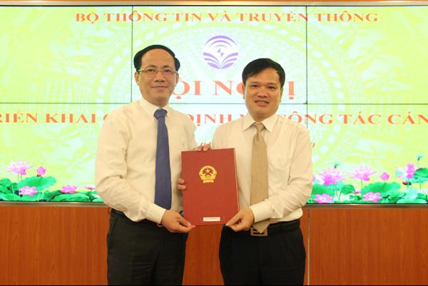 Thứ trưởng Phạm Anh Tuấn trao quyết định cho ông Nguyễn Ngọc Hải. Ảnh MIC. Thứ trưởng Phạm Anh Tuấn trao quyết định cho ông Nguyễn Ngọc Hải. Ảnh MIC.