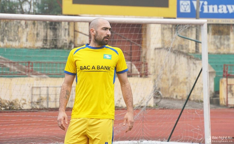 Nhìn trung vệ ngoại này thi đấu người ta lại nhớ Damir Memovic. Ảnh Báo Nghệ An