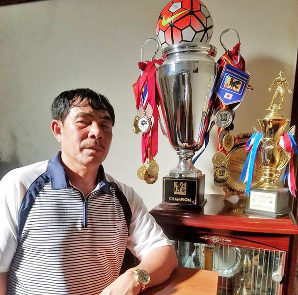  HLV Đinh Văn Dũng sinh năm 1959 tại TP. Thanh Hóa là người có bộ sưu tầm huy chương các giải trẻ nhiều nhất SLNA. Ảnh AT