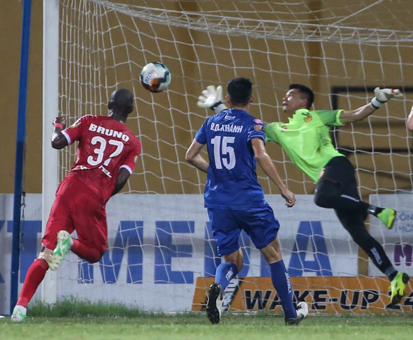Sát thủ Bruno là cầu thủ Viettel mà hàng phòng thủ chủ nhà SLNA phải dè chừng. Ảnh VPF. Sát thủ Bruno là cầu thủ Viettel mà hàng phòng thủ chủ nhà SLNA phải dè chừng. Ảnh VPF.