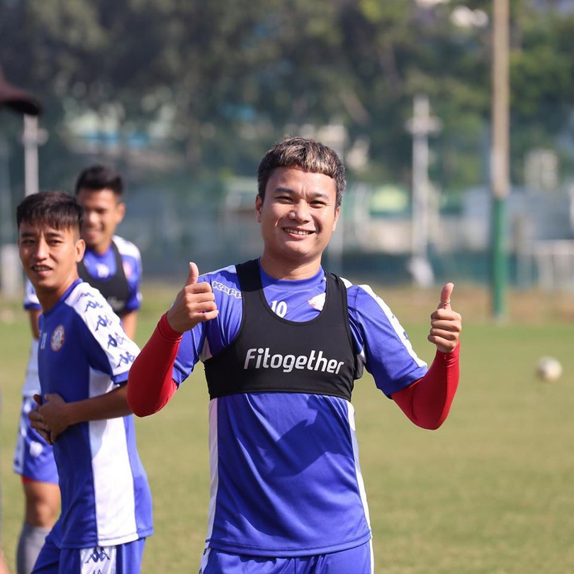 Đối với các cầu thủ bóng đá thì giày và áo thi đấu đã trở thành người bạn thân thiết của nghiệp quần đùi, áo số. Ảnh HCMFC Đối với các cầu thủ bóng đá thì giày và áo thi đấu đã trở thành người bạn thân thiết của nghiệp quần đùi, áo số. Ảnh HCMFC